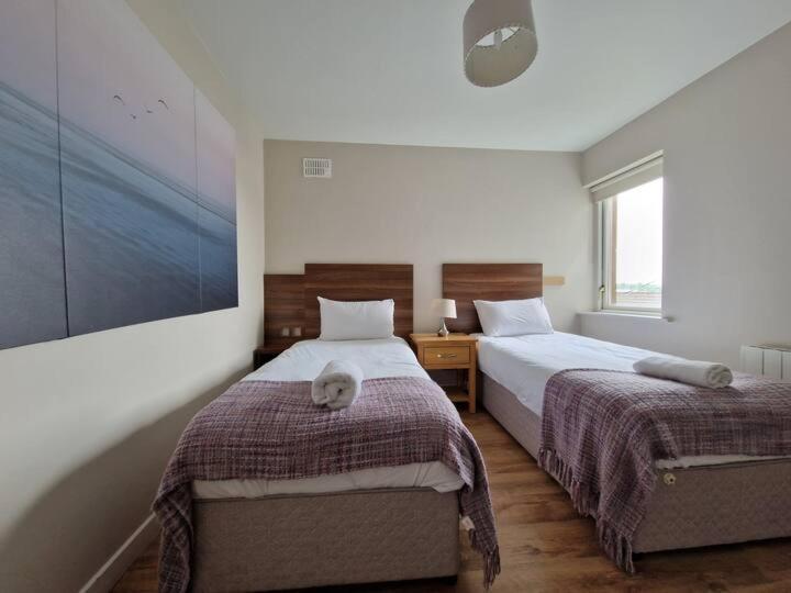 Large Three Bed With Lough Atalia Views Appartamento *
