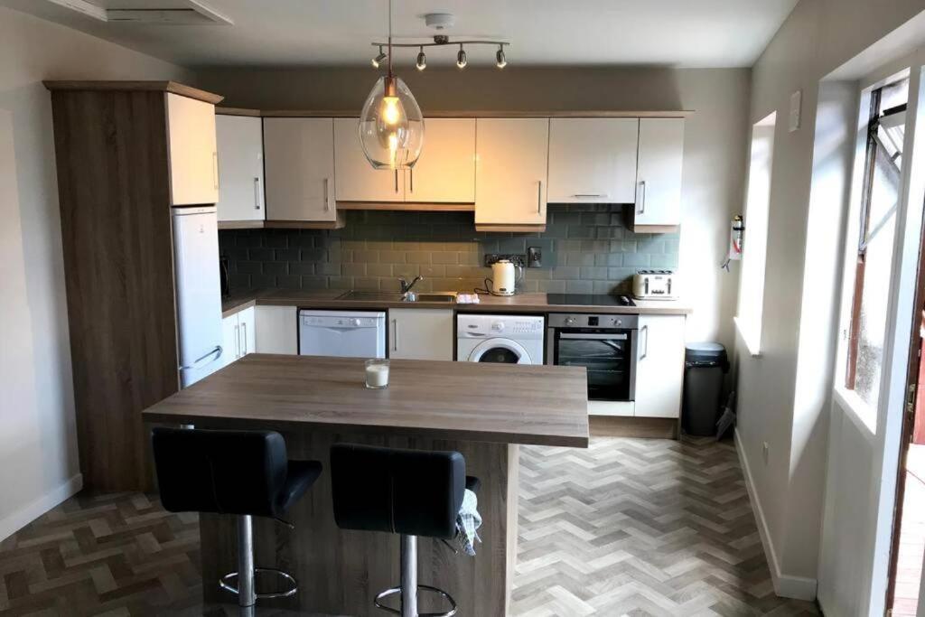 Large Three Bed With Lough Atalia Views Appartamento *
